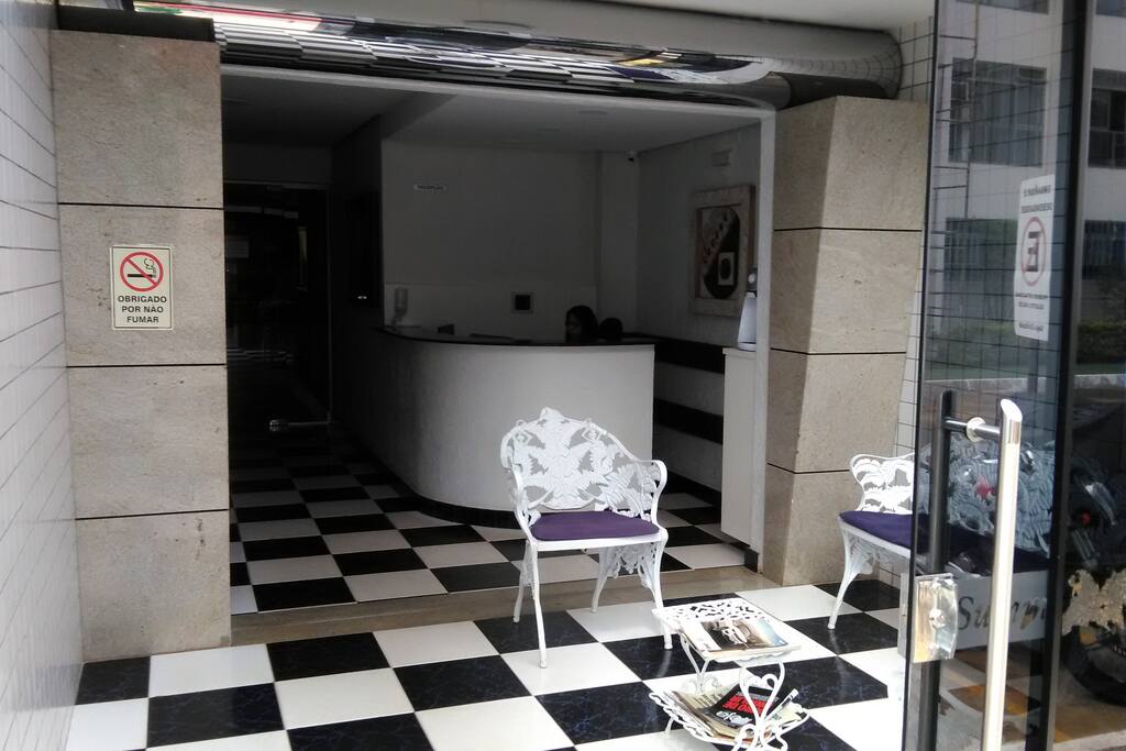Entrada do prédio (24h).