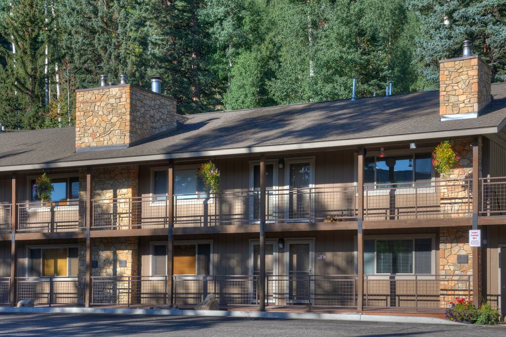 Front of Condos and Free Parking