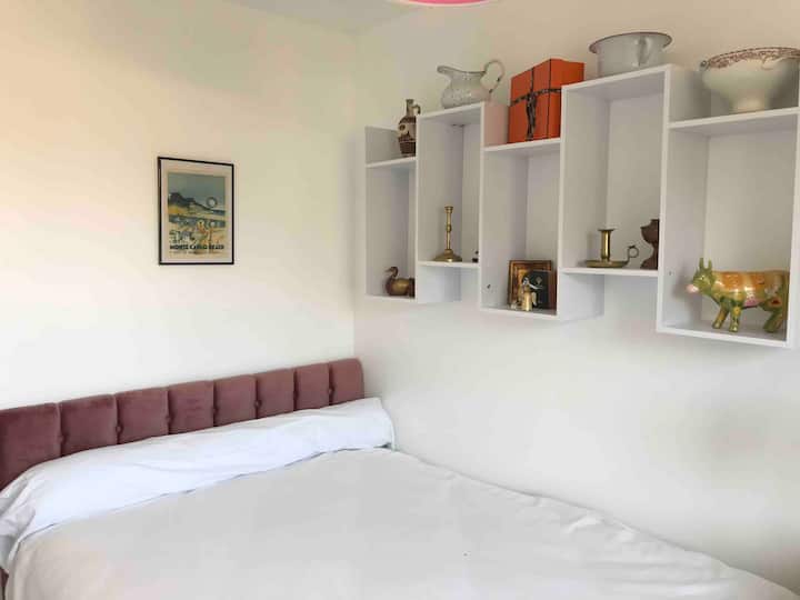 THE PINK ROOM WITH A 140 X 190 CM BED.