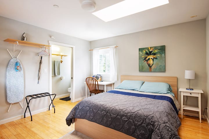 Beachy Craftsman Guesthouse Steps To Montana Ave! - Santa Monica, CA