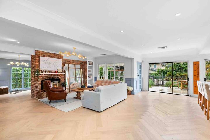 Spacious & beautiful 5 bed house with pool & spa gallery image 3