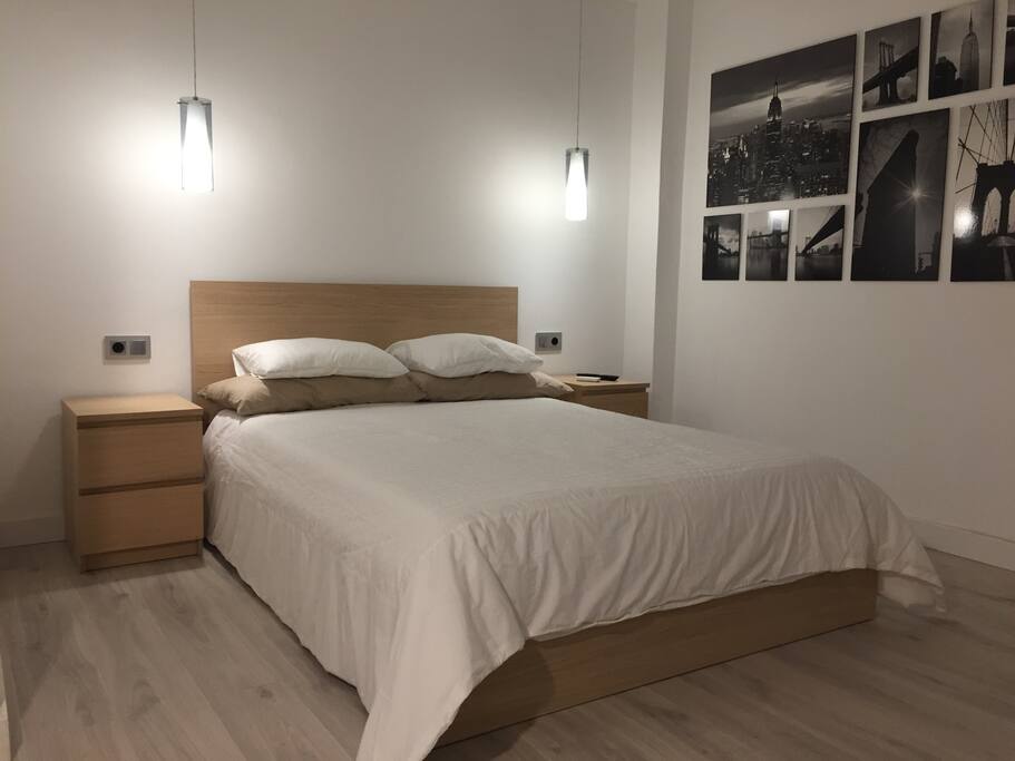 Cama matrimonio y meses de noche con encendido de luces y enchufes