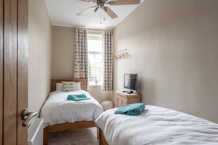 Კომფორტული მეორე საძინებელი Dales Edge-ში.