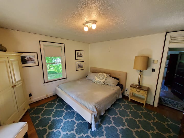 Première chambre, elle est située sur le côté droit du couloir à l'étage et offre une belle vue sur la rivière.