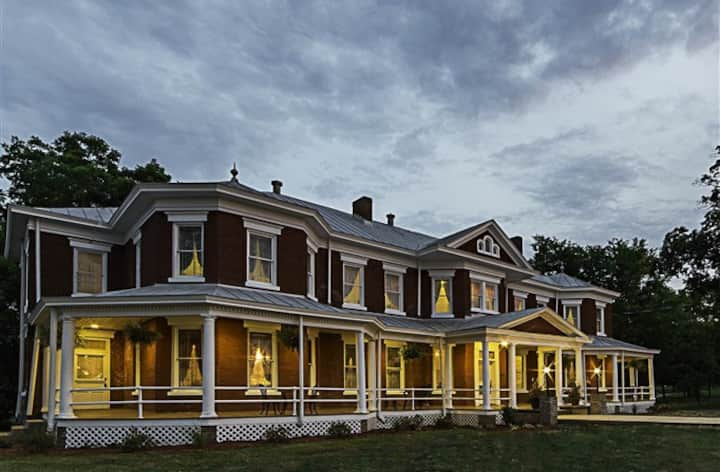 Room 6 - Grand Victorian Inn