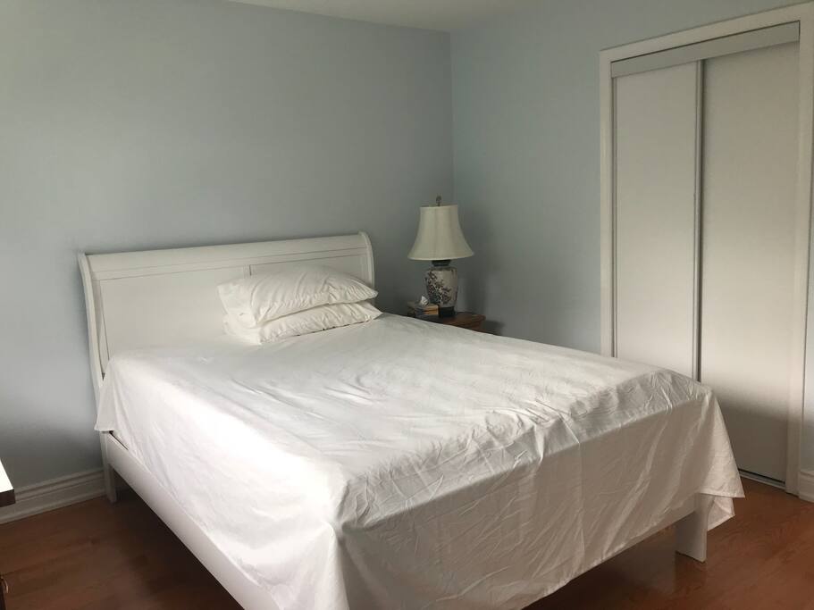 queen bed with one closet
