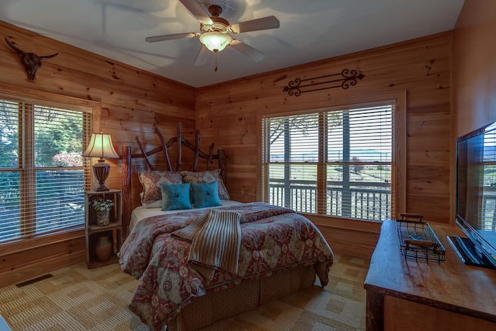 غرفة نوم للضيوف بسرير بحجم كبير. إطلالة بانورامية مذهلة من غرفة النوم