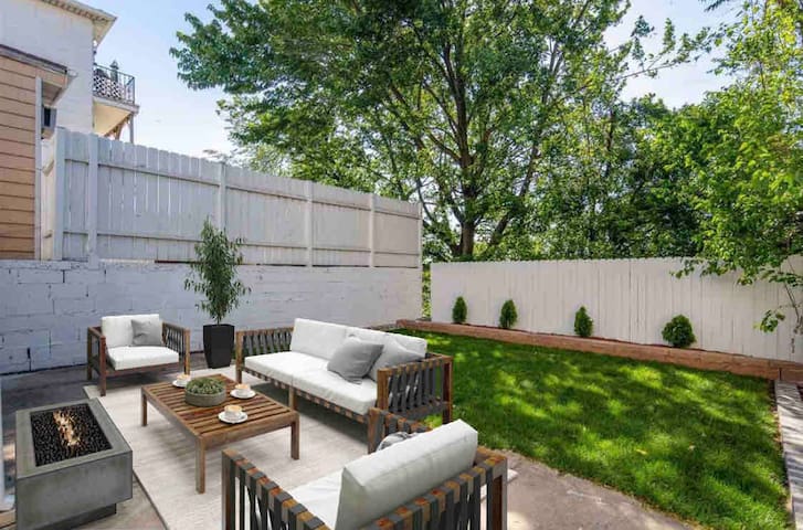 Clean Luxury Home 13Mins To NYC Manhattan/Backyard