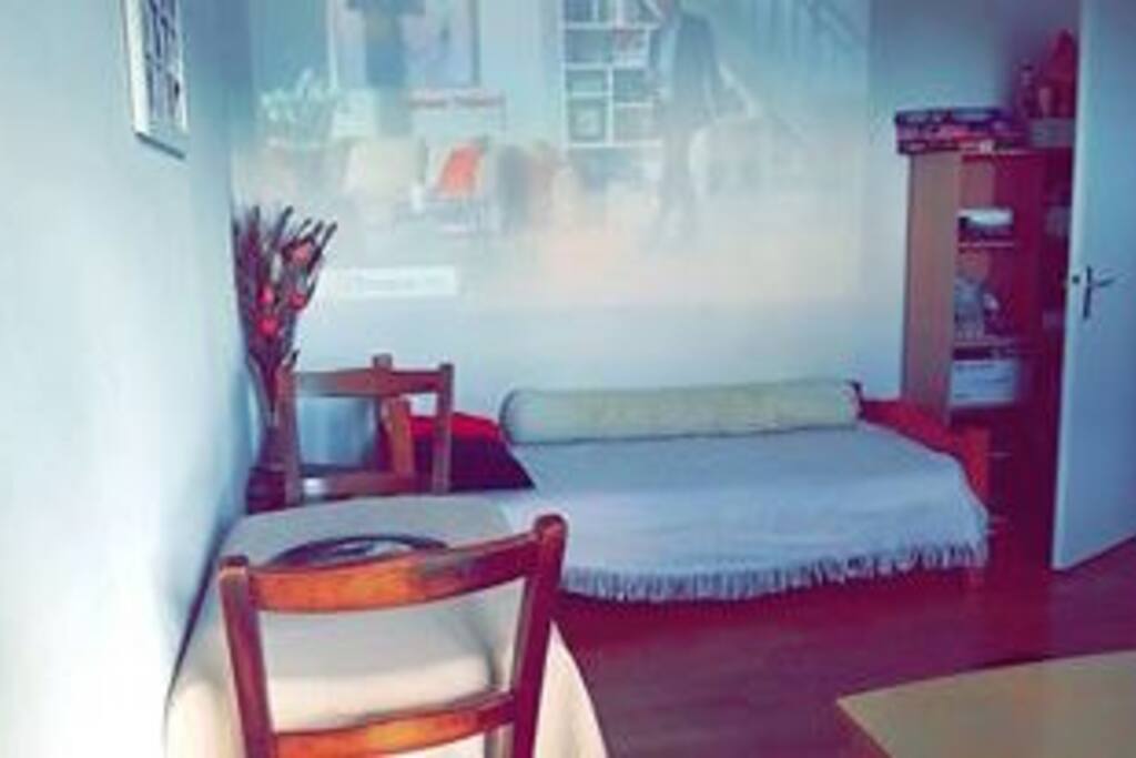 Salon spacieux avec rétroprojecteur