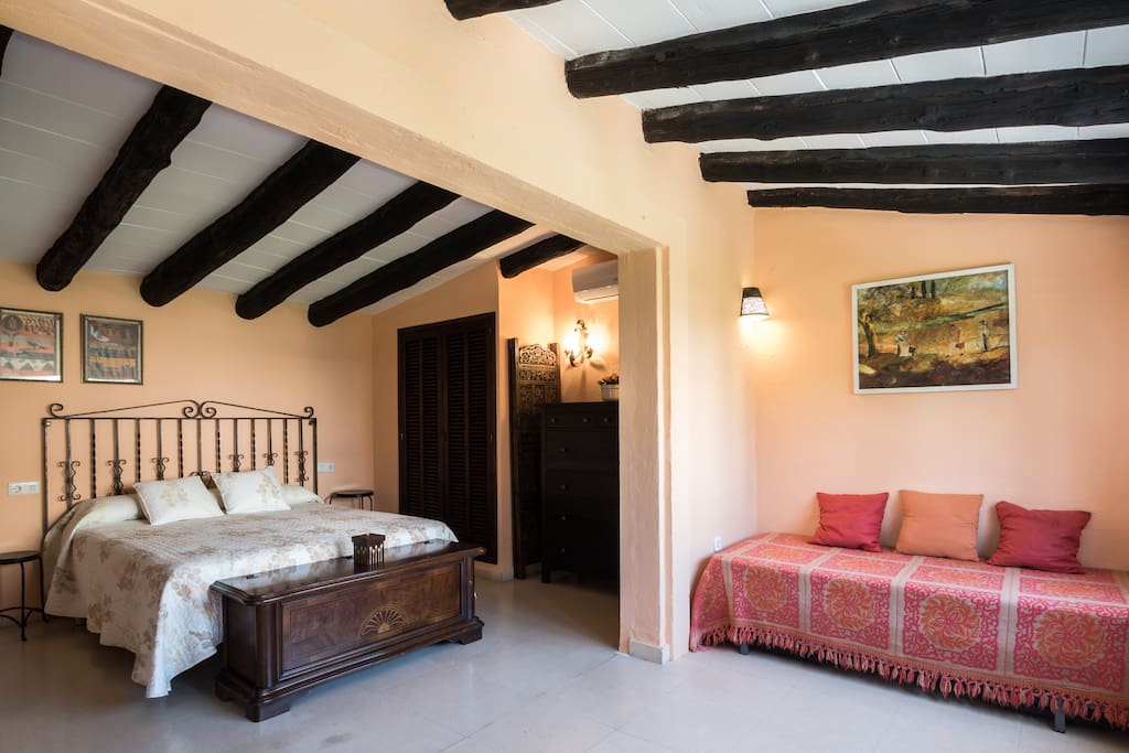 Habitación principal con cama supletoria.