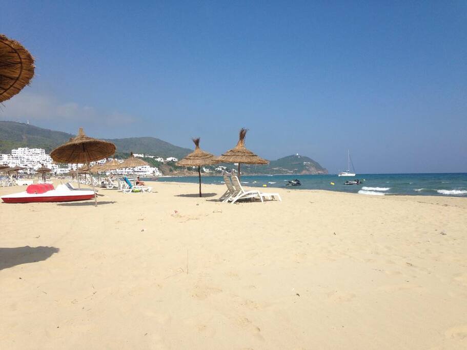 Plage de sable blanc , location jet ski , pédalo , transat & parasol