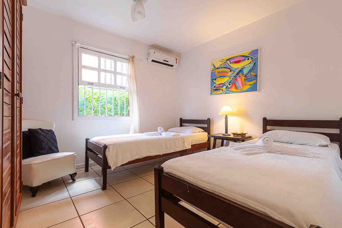 Izba 04 s 2 samostatnými lôžkami, stropným ventilátorom a rozdelenou klimatizáciou. 