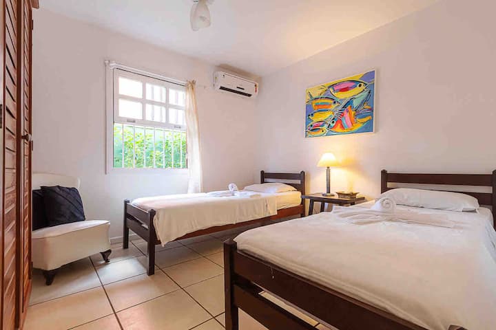 Chumba 04 na vitanda 2 vya mtu mmoja, feni ya dari na kiyoyozi kilichogawanyika. 