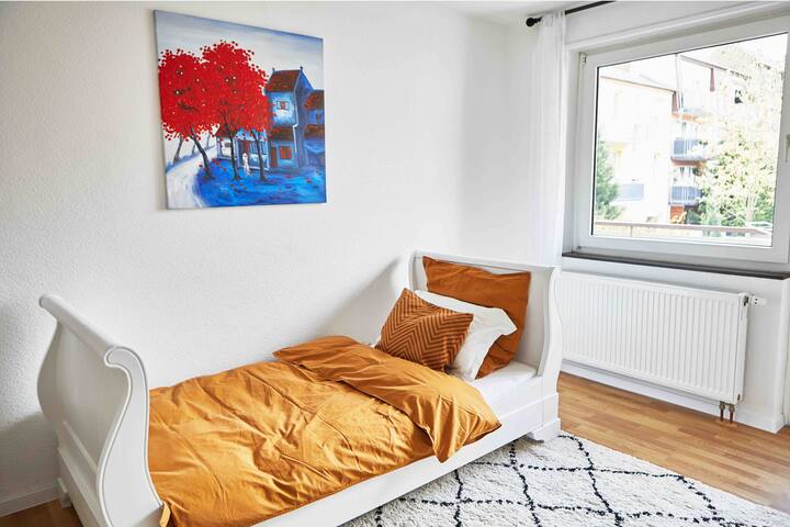 Work from Home 2BR, FREE parking,Netflix,Near BASF