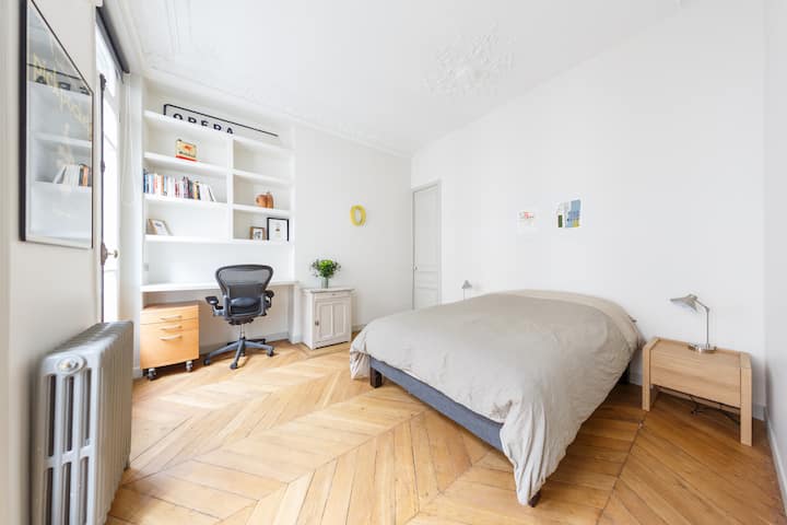 Quarto 2 com escrivaninha e acesso a varanda