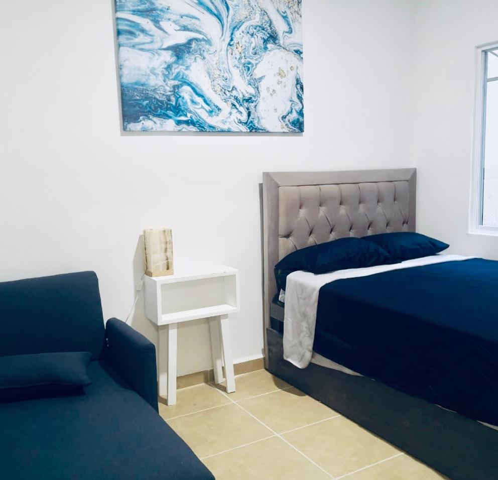 Chumba cha pili kilicho na kitanda cha watu wawili na msingi mwingine wa dufu, kiyoyozi. 