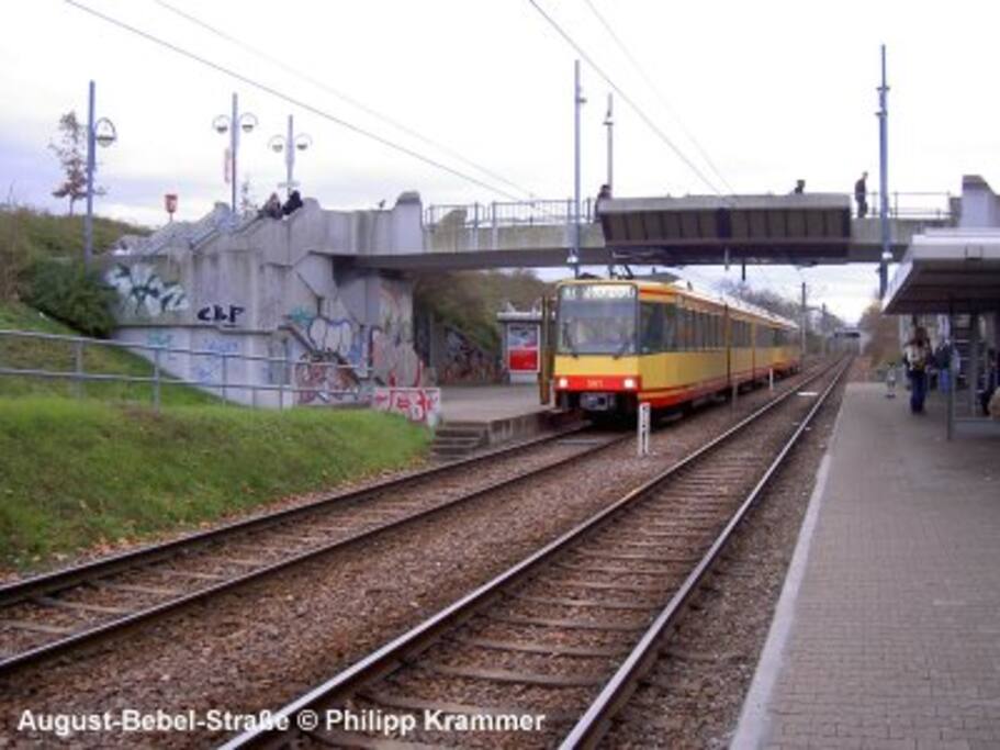 in 3 Minuten zu Fuß bei der Bahnhaltestelle.
