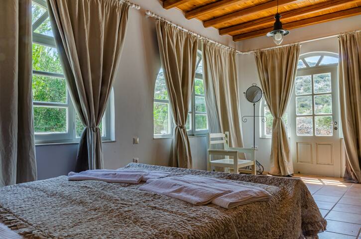 Calmea: Seafront Escape – beachfront gallery image 4