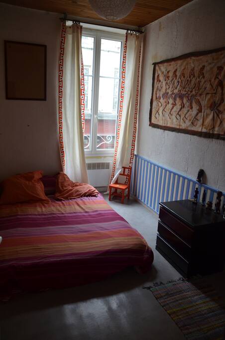 La chambre disponible dans l'appartement, elle est munie d'une petite salle de bain indépendante