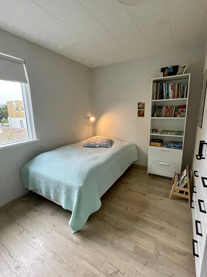 מיטה בגודל 120 ס"מ באחד מחדרי השינה