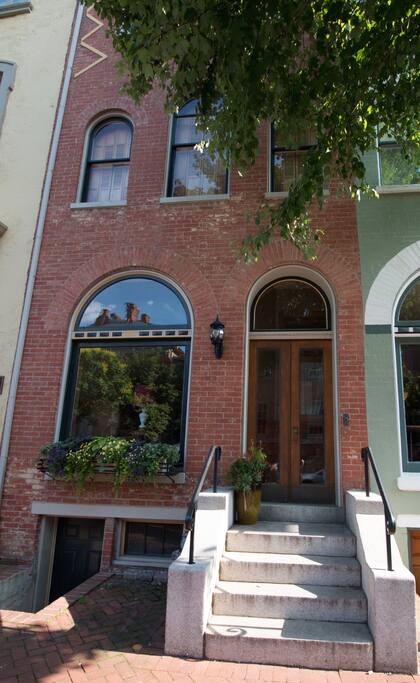 Perfect location, walk out the front door and you're in downtown!