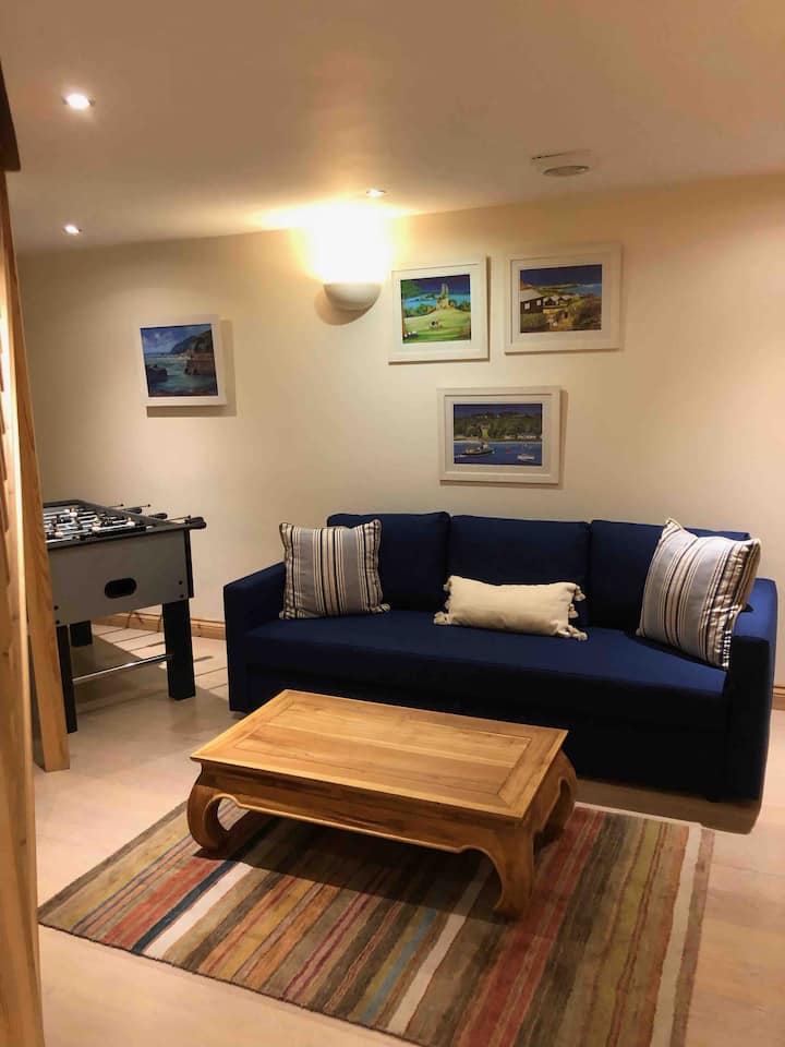 เดนพร้อมเตียงโซฟาคู่ .TV กล่อง x กล่องและโต๊ะฟุตบอล