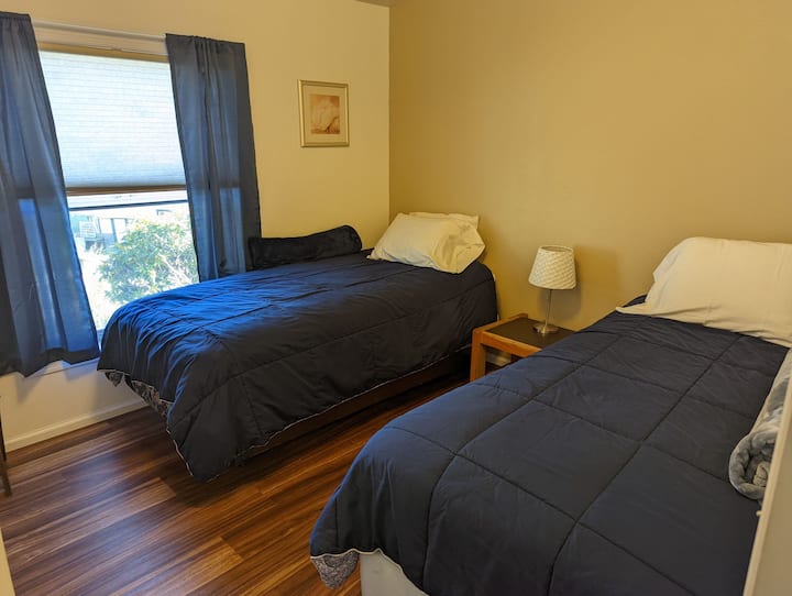 Dormitorio más pequeño con dos camas individuales