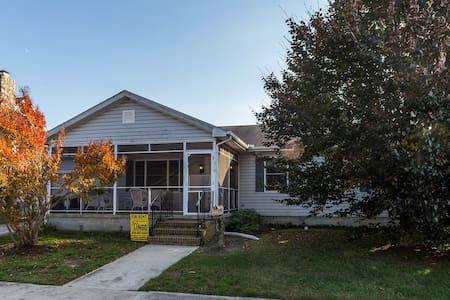 Pet friendly cottage 3 1/2 blocks to beach