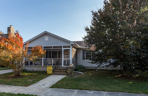 Pet friendly cottage 4 blocks to Beach