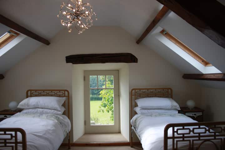 חדר שינה זוגי עם נוף לדרום עם חדר רחצה - (אמבטיה) 