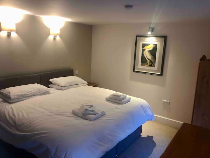 Საძინებელი 2 შედგება, როგორც საწოლი Queen ‑ ის ზომის, ჭკვიანი ტელევიზორით, იატაკქვეშა გათბობითა და აპარტამენტით