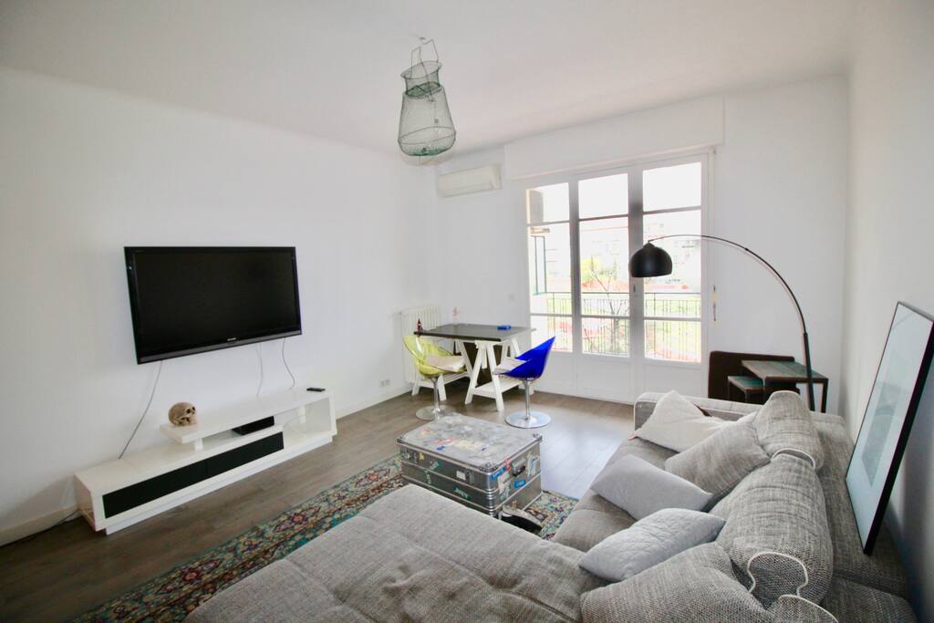 Spacieux séjour, aéré et lumineux, avec un bureau et ses fauteuils, Tv et WIFI disponibles ; la porte-fenêtre donne sur la terrasse.