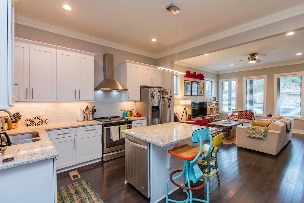 Fully-equipped gourmet kitchen