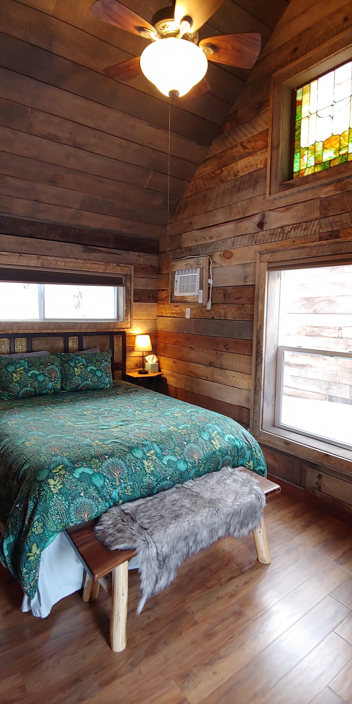 ห้องนอนด้านขวามีหน้าต่างกระจกสีและม้านั่งขอบสดพร้อมที่ซ่อนสัตว์เทียม