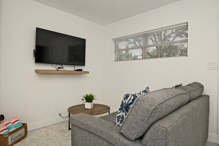 Მისაღები ოთახი კომფორტული გასაშლელი დივნით. 