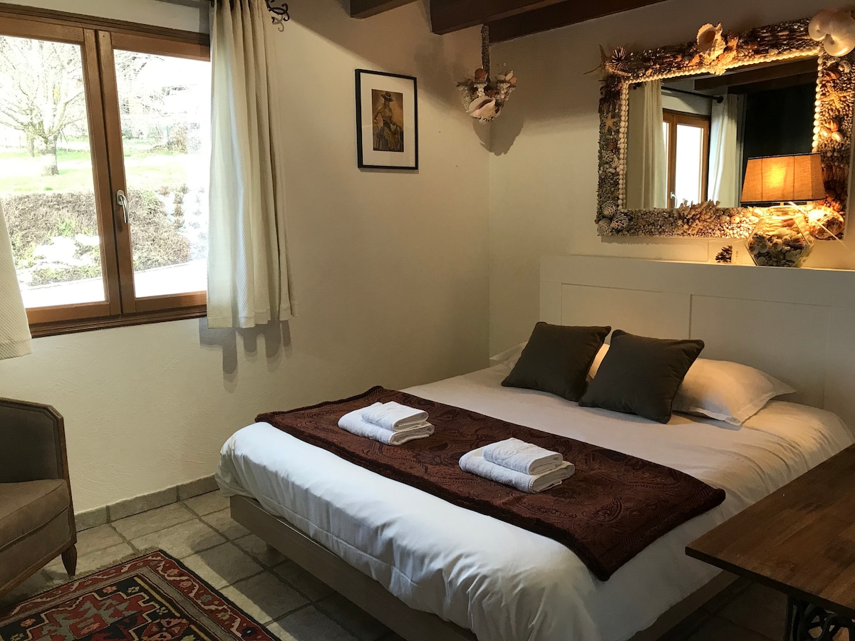 Dvokrevetna soba br. 2 u prizemlju s posteljinom i ručnicima