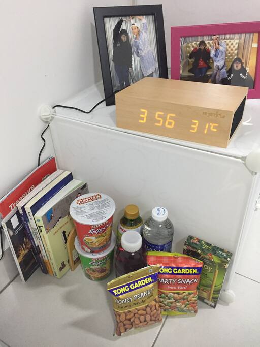放松角落:不定时免费提供零食和饮料,蓝牙闹钟音响