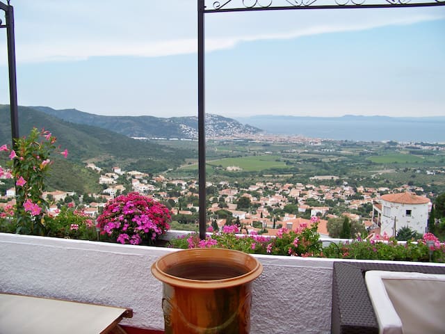 Panoramic villa, swimming pool, in Roses, Spain gallery image 5