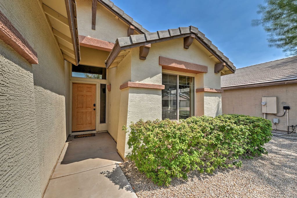 The 1,600-square-foot property offers up to 8 lucky guests a clean floor plan as well as a beautiful outdoor area with a pool, BBQ, and a 4-person outdoor dining table to enjoy the unbeatable Arizona sunset.