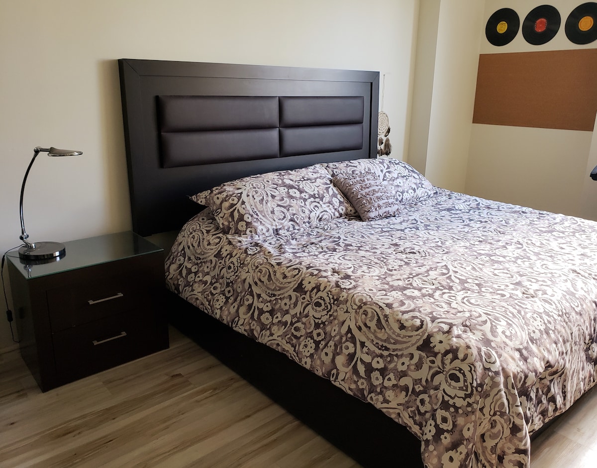 Საძინებელი 1- საწოლი King