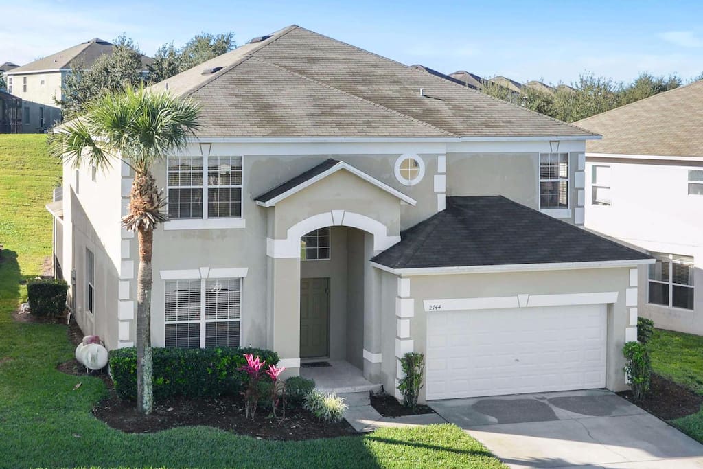With 7 bedrooms and 4.5 bathrooms, this fully air-conditioned, elegant and spacious Orlando vacation home is perfect for family groups, sleeping up to 16 guests.