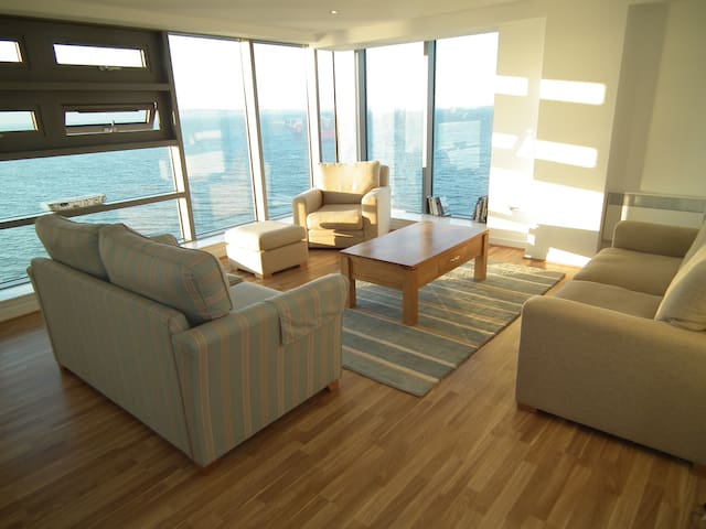 3 Bedroom Waterfront Apartment with Stunning Views gallery image 2