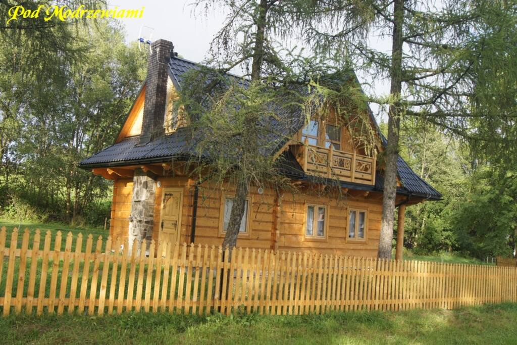 Domek na działce ogrodzonej