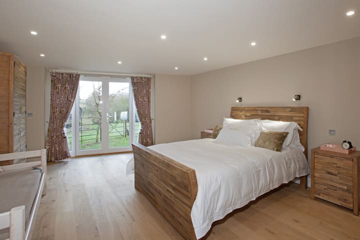 Spálňa 2 - s manželskou posteľou King a samostatným lôžkom