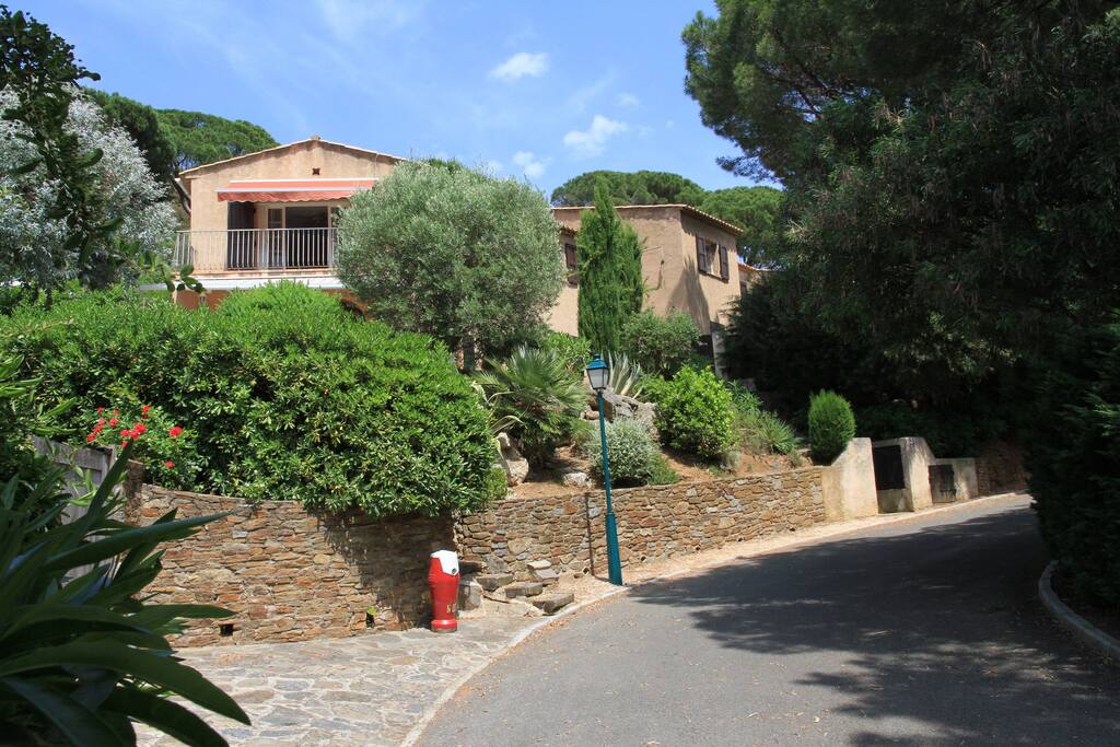 Front view of the villa in a wodded and quiet environment