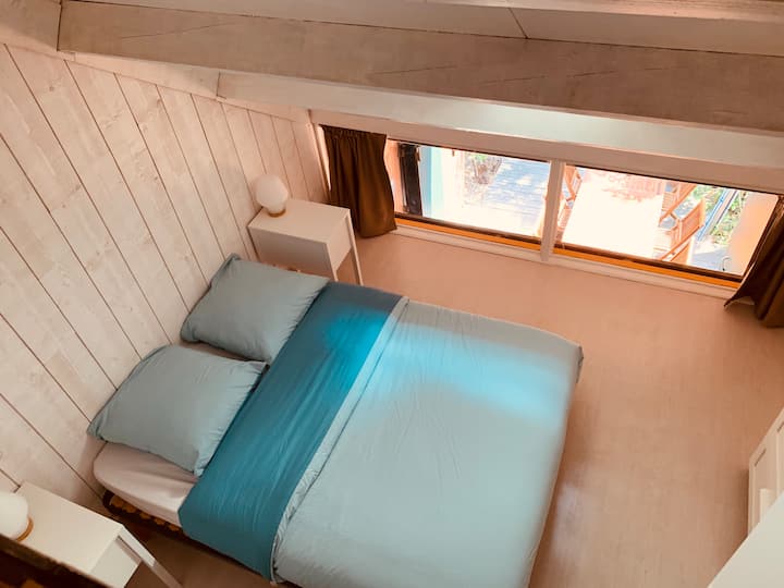 קומה 
1 חדר שינה 1: 140 ס"מ מיטה זוגית עם נוף למרפסת