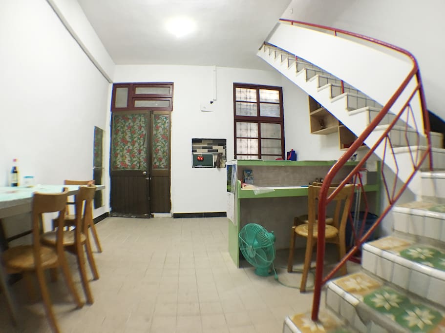 living room從廚房