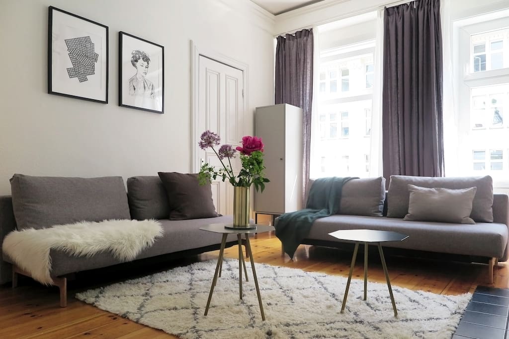 Wohnzimmer mit zwei Schlafsofas