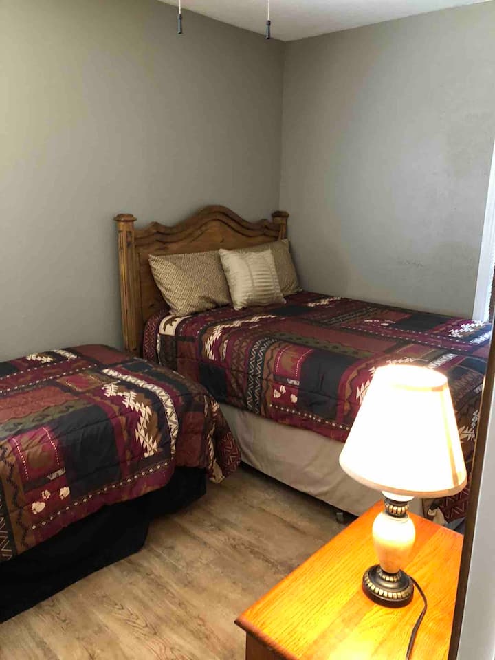 La deuxième chambre dispose d'un lit double et d'un lit double. Un placard est disponible pour suspendre vos chemises de tournoi de pêche ou ranger votre équipement de lac.