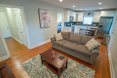 Popular Airbnb listing: Remodled home 3mile to Uptown*Love Pets*Fenced RNC in Ashley Park